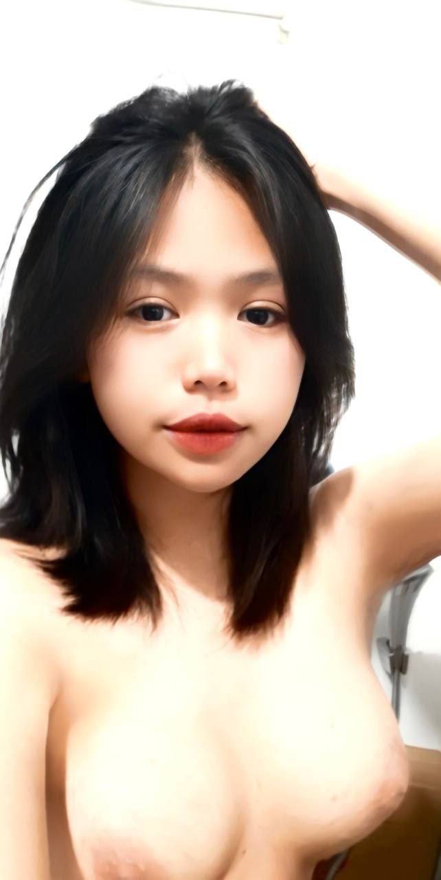 Em kế ngại ngùng khi bị anh trai nhìn thấy quay clip thủ dâm