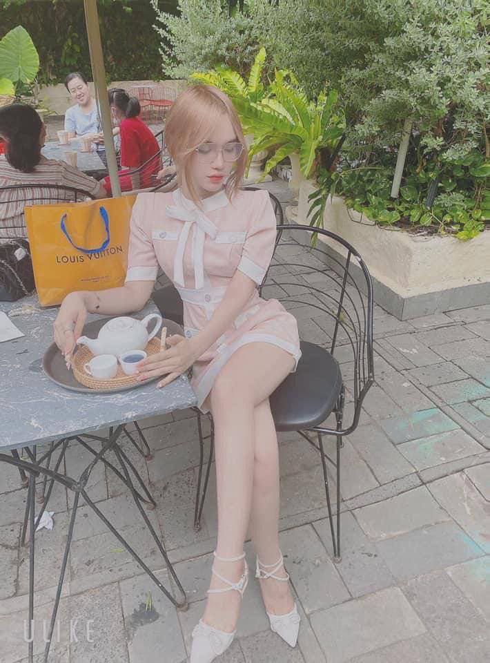 Ba phát trong một đêm, cô gái mông đẹp hàng đầu trong chiếc váy hông dang rộng âm hộ và liếm nó, quan hệ mạnh mẽ từ bên cạnh